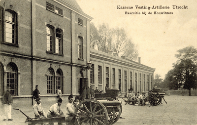 123353 Afbeelding van een exercitie met geschut door manschappen van het 1e Regiment der Vestingartillerie op het ...